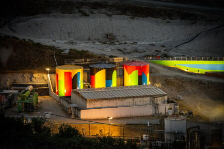 Wall drawing nel muro di contenimento e silos di David Tremlett (© Andrea Testi)