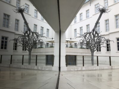 Esterno sulla piazza-cortile con la scultura di Ariel Schlesinger (foto Daniela Völkel)