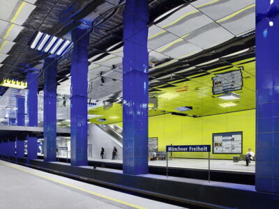 Stazione della metropolitana (UBahn) di Muenchner Freiheit, allestita da Ingo Maurer