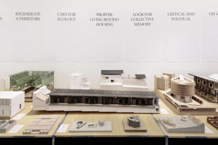 Modelli e dossier (© Paul Sebesta)