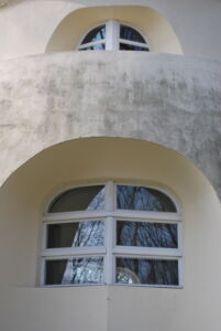 Dettaglio delle aperture lato sud, stile simil art nouveau (foto di Daniela Völkel)