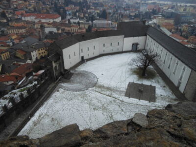 Restauro di Castelgrande a Bellinzona, vista aerea della corte (foto di Derek Ellison)
