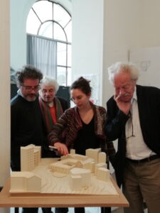Aurelio Galfetti all’Accademia di Mendrisio, con Franz Graf, Mario Botta e una studentessa