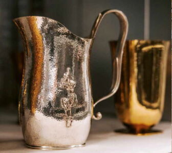 Josef Hoffmann, caraffa con simbologia bellica, ca. 1942, MAK