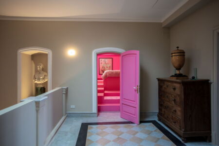 Una delle stanze per gli ospiti della Embassy of Farm (© Farm Cultural Park)