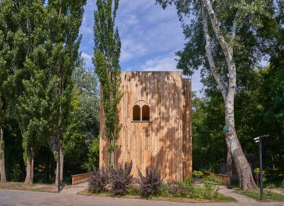 Babij Jar, vista esterna del corpo di fabbrica in legno di quercia ucraina, 2021