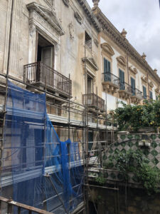 Dettaglio della facciata di Palazzo Piraino (© Archivio AutonomeForme)