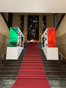 I colori del tricolore presenti sugli espositori installati sullo scalone d'onore (© lucio bove)