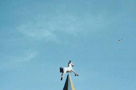 Modena, 1974, dal libro Kodachrome (© Eredi di Luigi Ghirri)