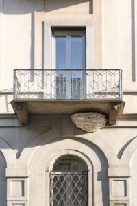 Tadashi Kawamata, Nest in Milan n.2, 2022, assi di legno, opera site-specific, Grand Hotel et de Milan, via Monte di Pietà 24, Milano (© Paolo Riolzi Studio, Courtesy Building)