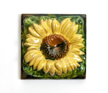 Piastrella da rivestimento per la villa El Capricho (© MNAC, Barcelona, 2022)