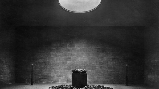Conversione nel 1931 della Neue Wache di K.F. Schinkel a Berlino in un memoriale per le vittime della prima guerra mondiale