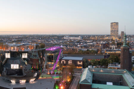 The Podium (Pink Outdoor Staircase) a Rotterdam, MVRDV