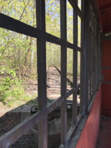 Locali per macchinari abbandonati e vecchio binario (foto Francesca Petretto)