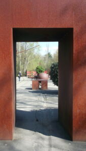 Portale intermedio del giardino segreto, Odious (foto Francesca Petretto)