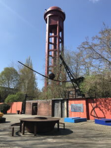 Vista della torre dell'acqua dal giardino segreto (foto Francesca Petretto)