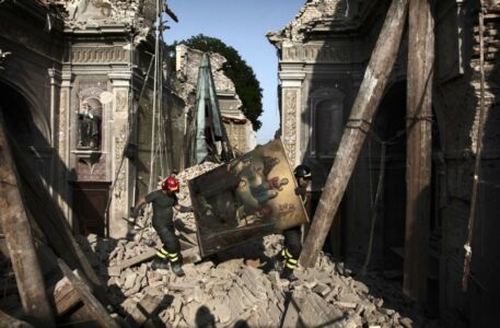 Recupero di opere d’arte nella chiesa di San Biagio a Modena, 2012, (© Alessio Mamo Redux)