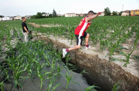 Liquefazione del suolo San Carlo (Fe), 2012 (foto di Paolo Righi, © Regione Emilia-Romagna)