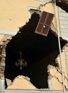 Squarci nella facciata del Municipio di Sant'Agostino (Fe), 2012 (© Xinhua Eyevine Contrasto)