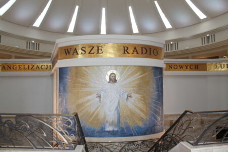 Santuario di Toruń, 2012-16. L'iscrizione dorata _Wasze Radio_ (La vostra radio) si riferisce a Radio Marjya fondata dal sacerdote redentorista ultraconservatore, antisemita e omofobo Tadeusz Rydzyk