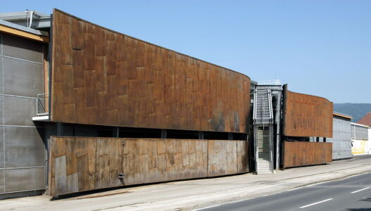 Fundermax a StVeit-Glan, 1987 (© Johann Jaritz; 26-05-2007; CC BY-SA 3.0 - fonte: Wikipedia)