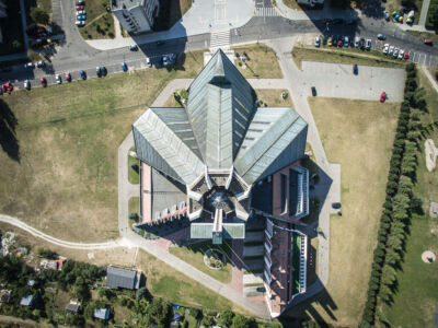 Chiesa di Nostra Signora Regina di Polonia, Świdnica, 1982-2001, architetto Marian Tunikowski