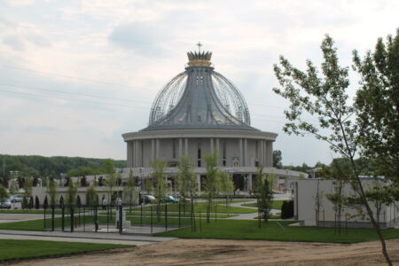 Santuario della Vergine Maria Stella del Nuovo Evangelismo e di San Giovanni Paolo II, Toruń, 2012-16. Un edificio a pianta centrale, dal design eclettico con corona dorata