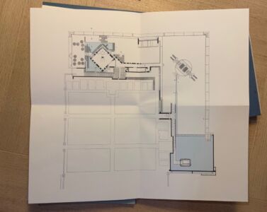 Memoriae Causae (1977) foglio piegato con pianta del complesso