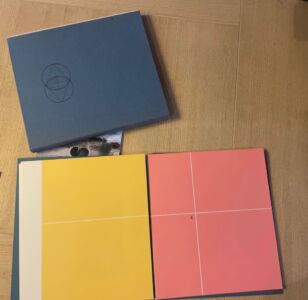 Memoriae Causae (1977): copertina e fogli ripiegati di colore diverso