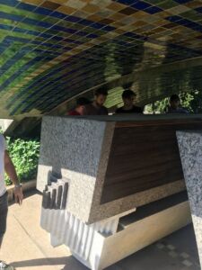 Alcuni tesisti di Architettura Unife sotto l'Arcosolio (© Gabriele Toneguzzi)