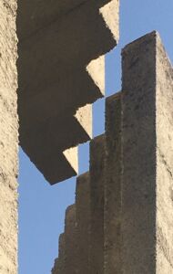 Cornice a dentelli sul muro fra il cimitero pubblico e tomba Brion (© Gabriele Toneguzzi)