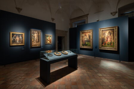 "Federico da Montefeltro e Francesco di Giorgio: Urbino crocevia delle arti", allestimento