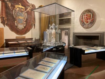 Sala Ginori, ultima tappa della mostra, dedicata all’architettura cortonese del Settecento. Al centro, il celebre “tempietto Ginori”, parte della collezione permanente del MAEC