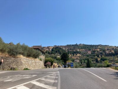Cortona, vista dalla strada provinciale 34, in un’assolata domenica di luglio