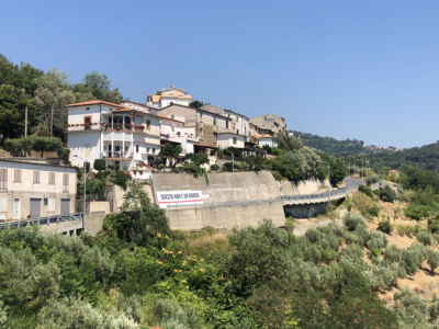 Vista di Belmonte Calabro con un'affissione del collettivo Cheap (© Archivio AutonomeForme)