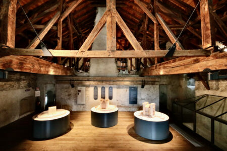 L'allestimento museale nel sottotetto restaurato del castello di Aymavilles (© "Aosta sera")