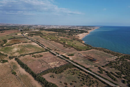Panoramica del Parco archeologico di kamarina con le nuove coperture delle stoà