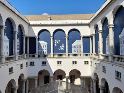 Loggia al primo piano del Palazzo Ducale di Genova, con le immagini delle incisioni tratte dal libro di Rubens