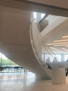Vista opposta della scala elicoidale con sullo sfondo il vano di raccordo tra ingresso, sala espositiva e altri ambienti di servizio (foto Daniela Völkel)