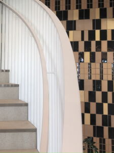 Dettaglio arredi ed eleganti decorazioni ceramiche (foto Daniela Völkel)