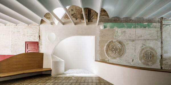 Sala Beckett, Barcelona; Bogen und Rosen, 2016. Architettura di Flores & Prats Arquitectes, Barcellona. Foto di Adrià Goula