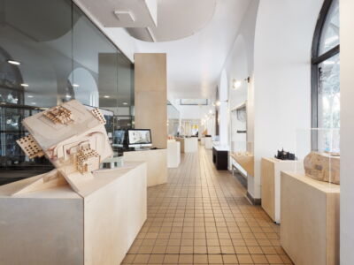 Allestimento di New Affiliates (Jaffer Kolb, Ivi Diamantopoulou, Nashwah Ahmed, Ekam Singh), a sinistra: AGENCY Architecture, Multifront, 2022 (Ersela Kripa, Stephen Mueller, Javier de Anda, Andres Gandara), © Olympia Shannon