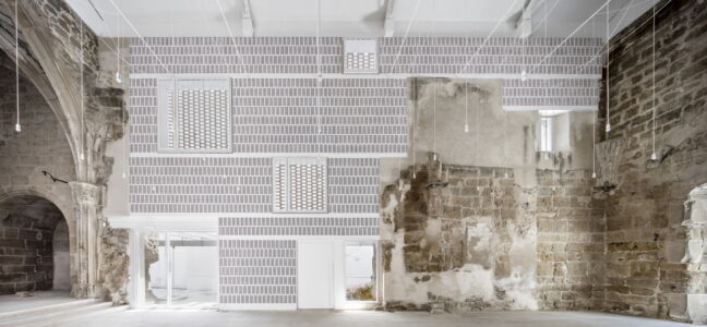 Antica chiesa a Vilanova de la Barca, Spagna; foto interno della facciata sud. Architettura di Alea Olea Architecture & Landscape, Barcellona. Foto di Adrià Goula