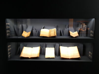 Sezione IV: particolare di una vetrina che mette in mostra documenti originali e volumi a testimonianza del clima culturale di inizio Seicento a Genova