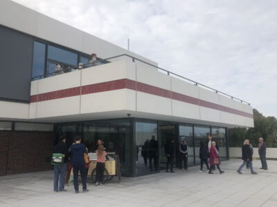 Ingresso principale sotto la terrazza del bar café al piano superiore (foto Daniela Völkel)