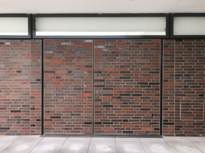 Una porta nascosta sul prospetto laterale al I piano (foto Daniela Völkel)