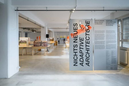 Vista delllo spazio espositivo a Francoforte Ostend. Foto di Moritz Bernoully