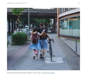 Una pagina del Manuale che riporta l'immagine di giovani a Berlino