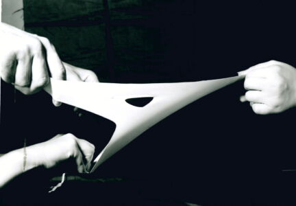 Sergio Musmeci. Appalto concorso per la costruzione del nuovo ponte sul Tevere a Tor di Quinto, Roma, 1957-58 con U. Luccichenti. Fotografia del modello di studio in gomma, Archivio Sergio Musmeci, Collezione MAXXI Architettura