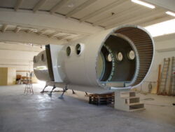 Il bivacco in costruzione in un capannone nei pressi di Torino